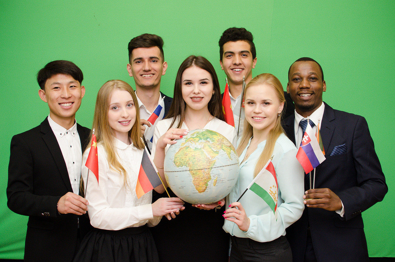 Русские в межкультурной коммуникации. Иностранные языки. Студенты из разных стран. Студенты с глобусом. Студенты иностранцы с глобусом.