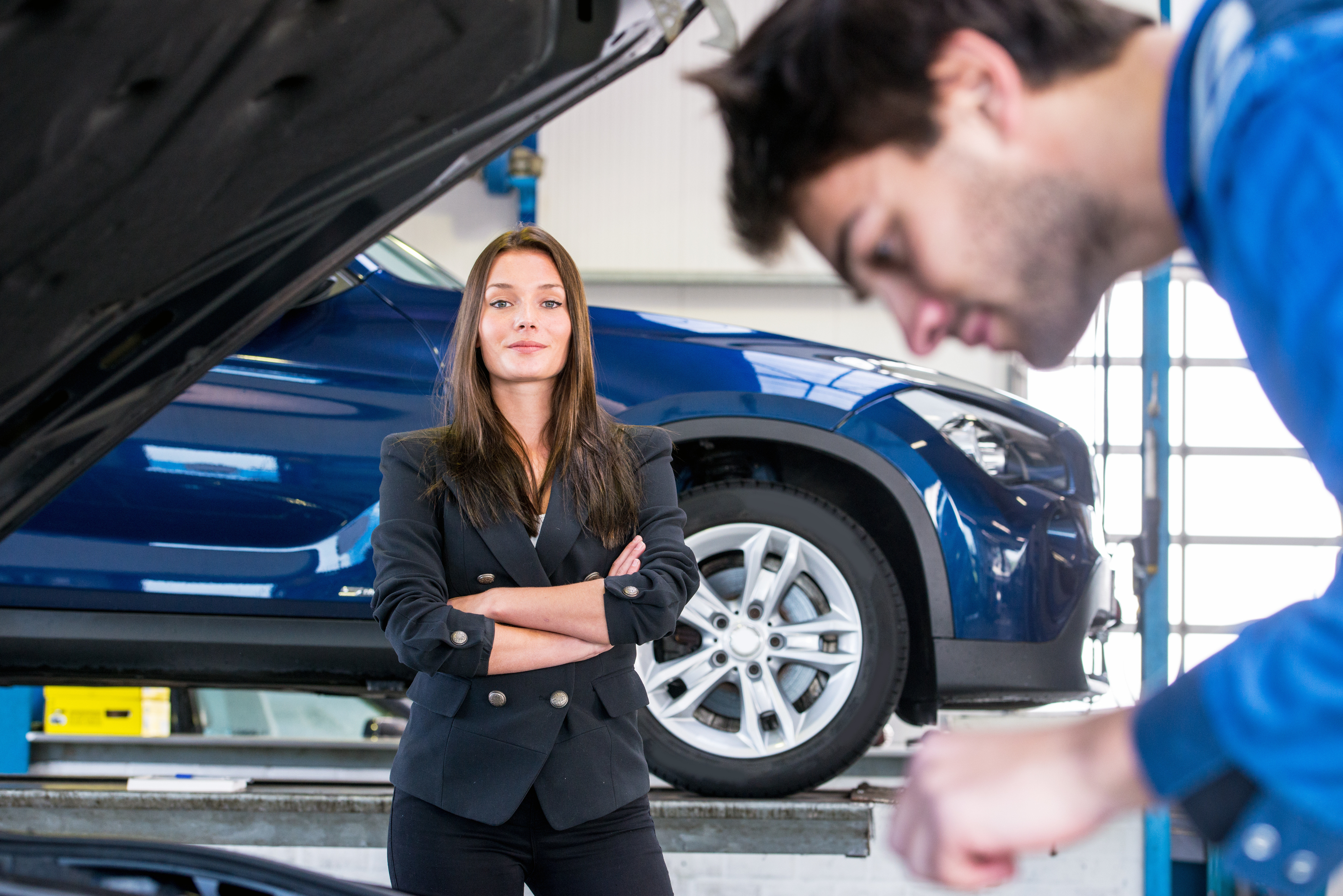 She fixes cars. Женщина приезжает в автосервис. Девушка клиент автосервис. Девушка в автосервисе. Человек в сервисе.