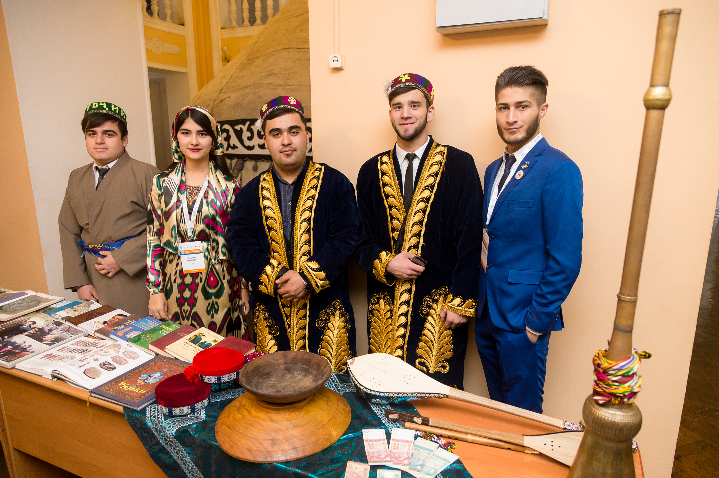 Таджики в уфе. Узбекские студенты. Таджикские студенты. Национальный костюм Таджикистана. Жизнь в Таджикистане.