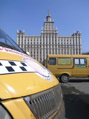Маршрутные такси на фоне главного корпуса ЮУрГУ
