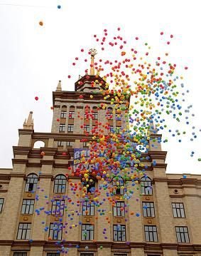 Воздушные шары перед главным корпусом ЮУрГУ